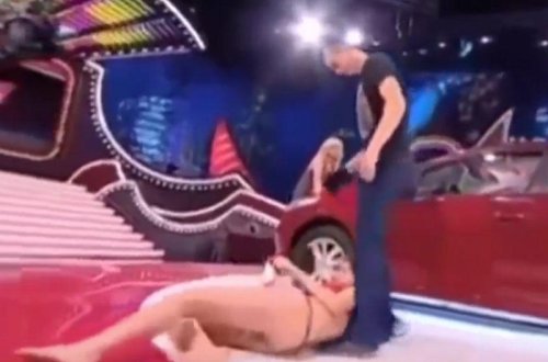 Canlı yayımda soyundu, yumruqlandı