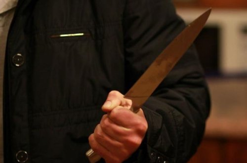 Azərbaycanda kişini bıçaqlayıb cəsədini maşınından uzağa atdılar