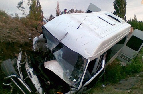 Sərnişin avtobusu qəza törətdi - Ölən və yaralılar var