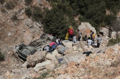 Ərəb turistləri Bakıya gətirən avtobus dərəyə aşdı: 2 ölü, 16 yaralı — FOTO