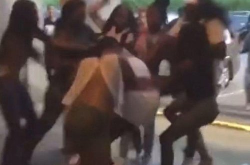 Qızlar gecə klubunun qarşısında əlbəyaxa oldular  VİDEO