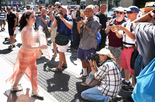 Qəribə nümayiş: qadınlar küçələrə çılpaq çıxdılar - FOTO