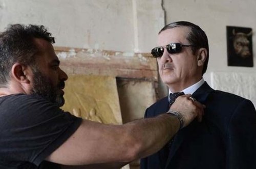 Ərdoğanın büstündə 500 nəfərin saçından istifadə etdi