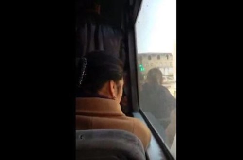 Bakıda avtobus qapısı açıq vəziyyətdə sərnişin daşıyır