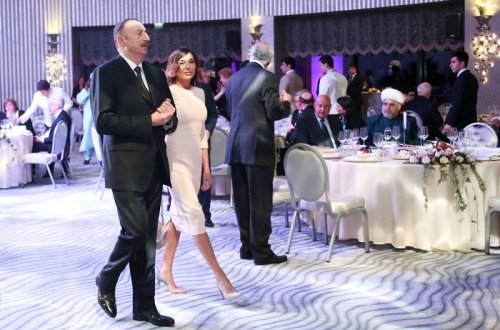 Prezidentlərin ziyafətindən özəl şəkillər