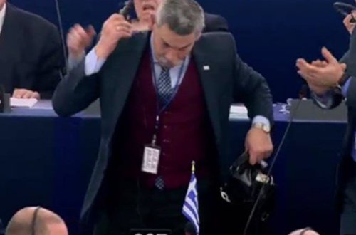 Türklərə “vəhşi it” dedi, zaldan qovuldu