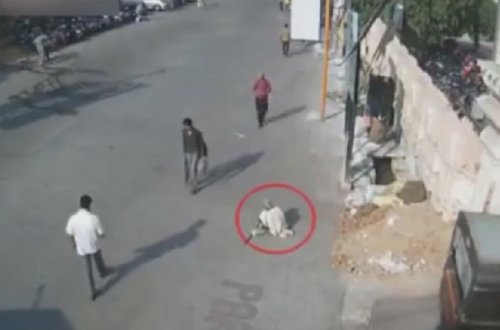 Avtomobil yerdə oturan dilənçini əzərək üzərindən keçdi