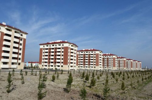 İcra hakimiyyətinin əməkdaşı köçkünləri aldadıb