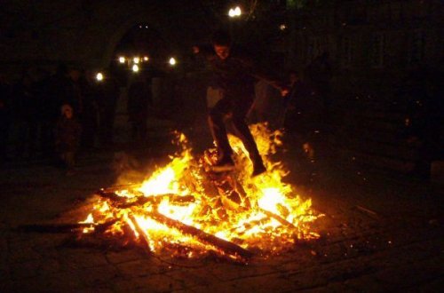 Şamaxıda çərşənbə tonqalında adam yandı