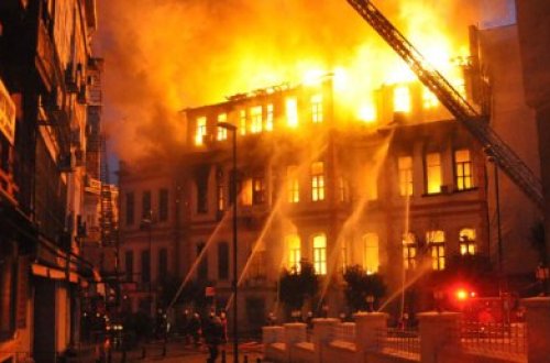 Qubada 9 otaqlı ev yanıb