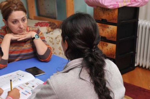 Vəhabi qadın qızını küçəyə atdı