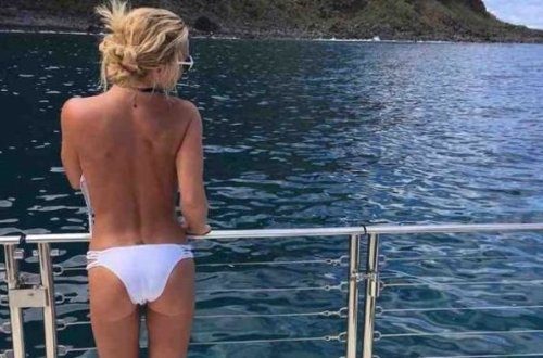 Yarıçılpaq fotosunu paylaşıb arıqladığını göstərdi