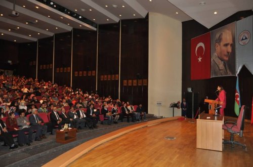 Millət vəkili Erciyes Universitetində konfrans verdi