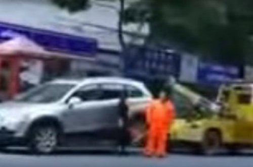 Qadın sürücü evakuatoru qaçırdı