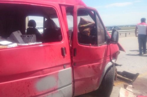 Mikroavtobus aşdı: 10 yaralı