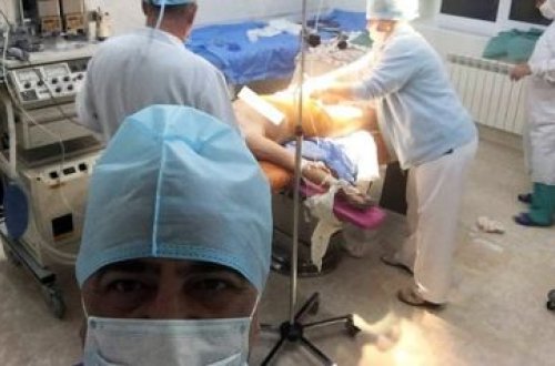 Həkim doğuş anında “Selfie” çəkdi