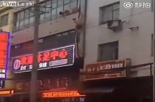 Məşuqəsinin ərindən qorxub çılpaq vəziyyətdə pəncərədən qaçdı