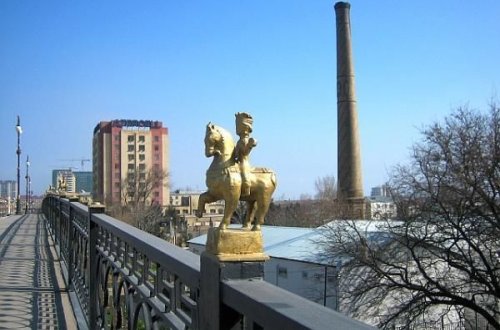 Nazirliyin qarovul rəisi özünü körpüdən