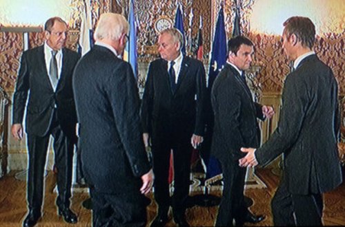 Ukraynalı nazir öz ölkəsinin bayrağı önündə şəkil çəkdirmək istəmədi