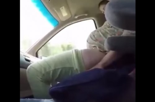Qadın avtomobildə uşaq doğur