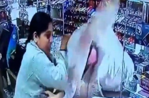 Amerikada satıcı qadın silahlı qarətçini əzişdirdi