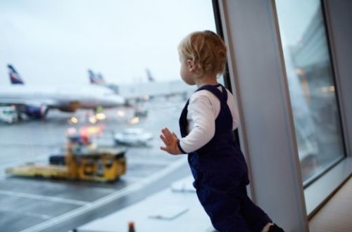 Bakı aeroportunda 2 yaşlı uşaq xəsarət aldı