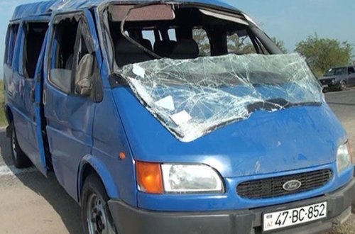 Salyanda avtobus aşdı