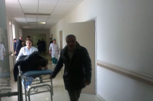 Məktəb direktoru qonşusunu bıçaqladı