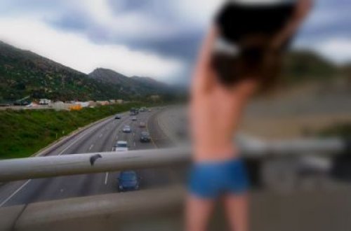 Gənc qız piyada keçidində soyundu və....