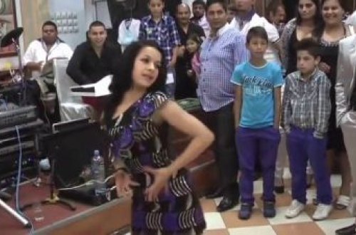 Qız elə rəqs etdi ki, toydakılar 