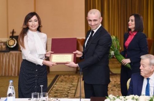 Mehriban Əliyevaya “2015-ci ilin adamı” mükafatı təqdim edilib