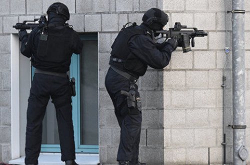 Almaniyada silahlı şəxs kafeni ələ keçirib