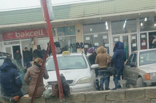 3 uşaq anasını zorlayıb yola atdılar, zibil eşib çörək axtaran nənə