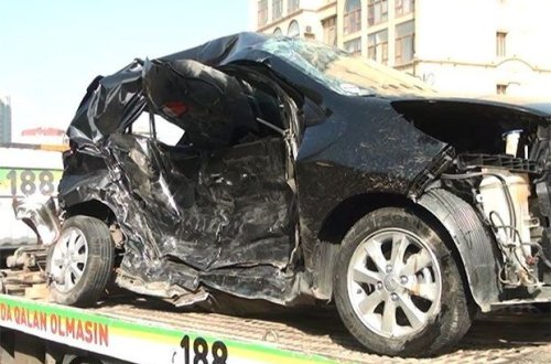 Bakıda qəza: Qadın avtomobilin ön şüşəsindən çıxıb divara çırpıldı