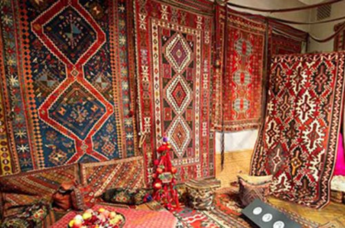 Ermənilər Qarabağ xalçaları satır