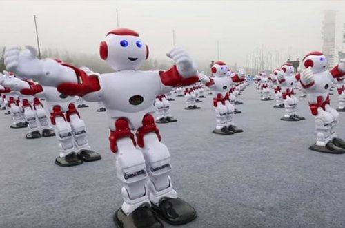 Çində rəqs edən robotların fləşmobu keçirildi