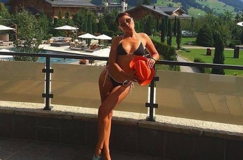 Validə Abbasova çimərlik geyimində