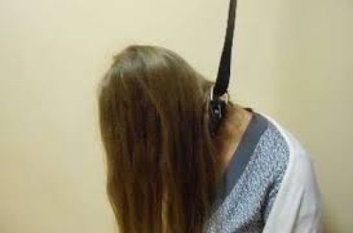 2 uşaq anası özünü həyətdə asdı