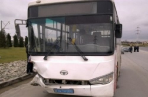Bakının mərkəzində sərnişin avtobusu qəza törətdi