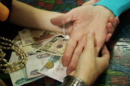 Falçı qadını aldadıb qızıl boyunbağısını aldı