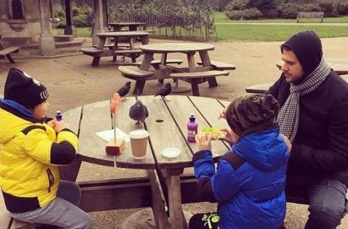 Emin əkizləri ilə Londonda