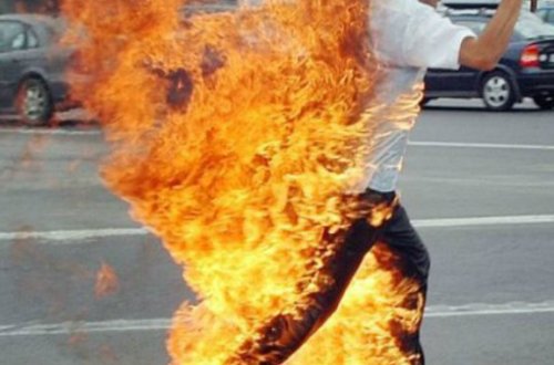 Bakıda özünü yandıran şəxs öldü