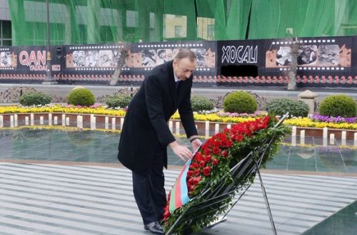 İlham Əliyev “Xocalı” abidəsini ziyarət etdi