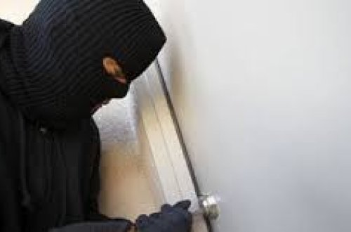 200 manat və qızıl üzük oğurladı