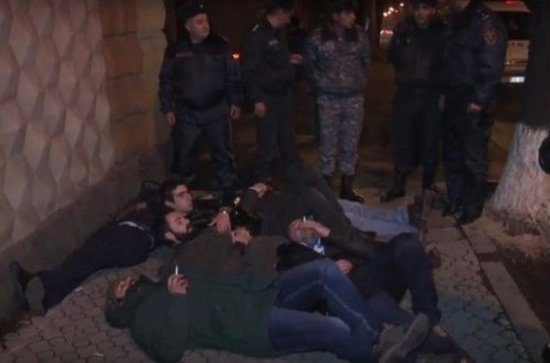 İrəvanda gənclər Sarkisyanın iqamətgahı qarşısında aksiya keçiriblər