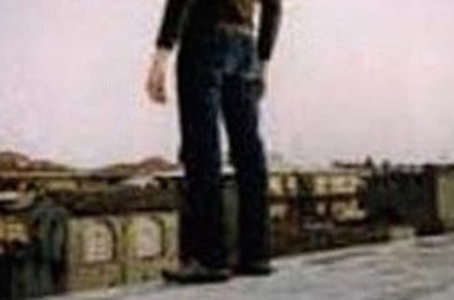 Özünü 12-ci mərtəbədən atmaq istədi