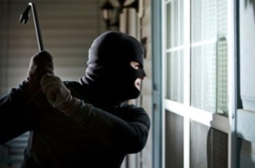 Bərdədə evə maskalı basqın