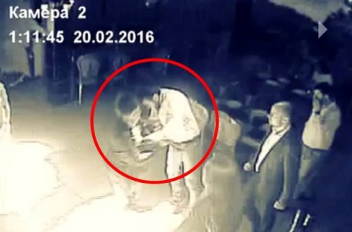 Azərbaycanlı qızlara sataşan rusu bir baş zərbəsilə yerə sərdi