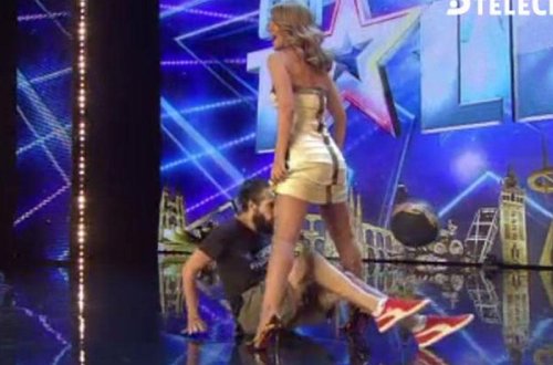 Qadın müğənninin ayaqlarının arasından keçdi