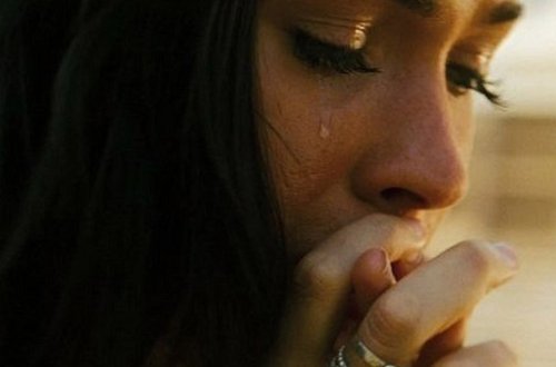 Məktəbli qız 8 nəfəri bıçaqladı